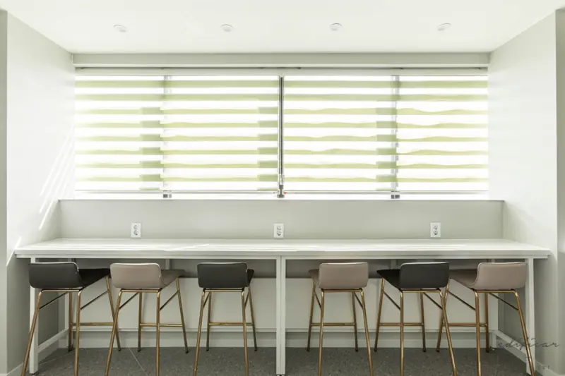 화이트톤 미니멀 스터디카페 E-RUDA 인테리어